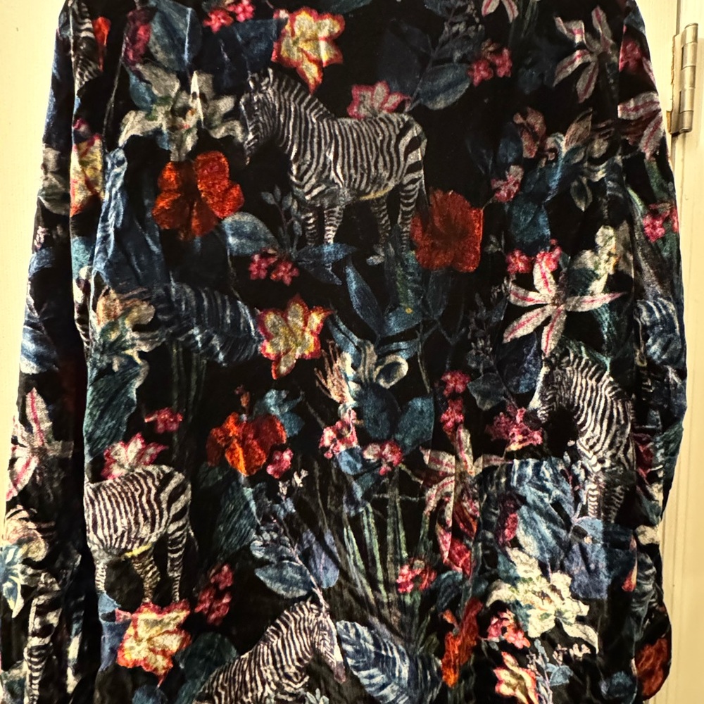Banana Republic Velvet Pajama Set- Medium
Watercolor Zebra
Like new- worn once. - Picture 5 of 8